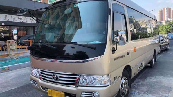 中巴车