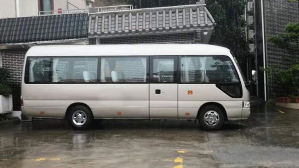中巴车