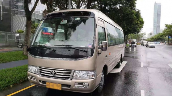 中巴车