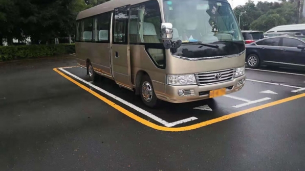 中巴车