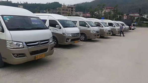 中巴车