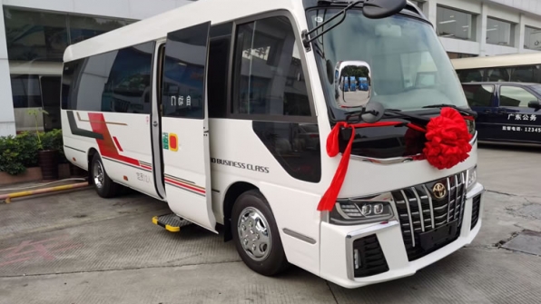 中巴车